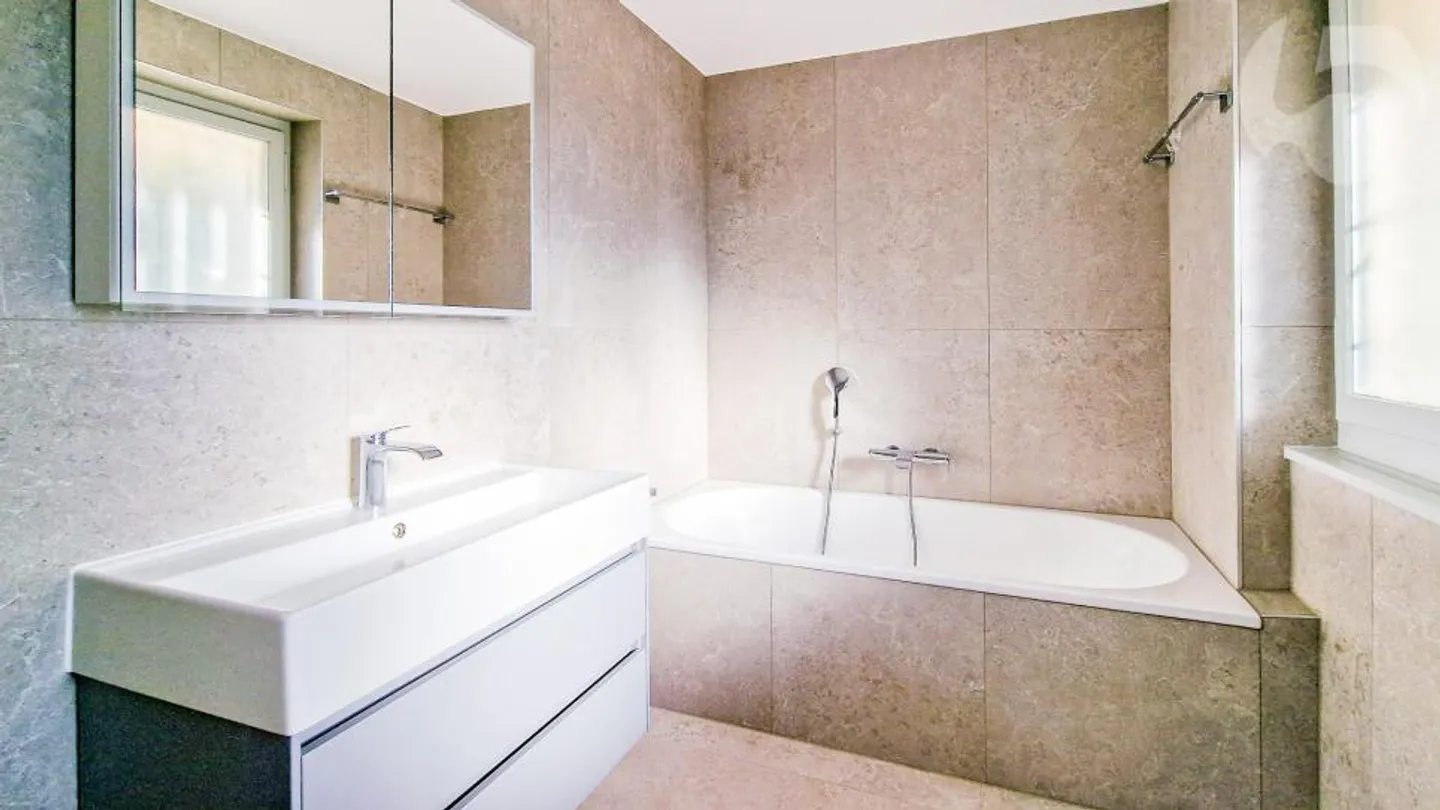 Magnifico appartamento di 3,5 stanze al piano terra di una villa d'architetto con giardino privato (robot tosaerba, irrigazione automatica) e stazione LEB in loco. - Foto 11 di 13