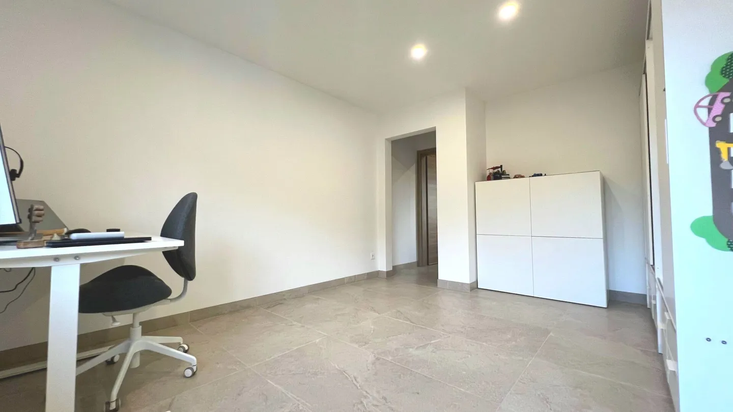 Casa al piano terra di 5,5 stanze con vista panoramica, garage per 3 auto e grande giardino - Foto 12 di 20