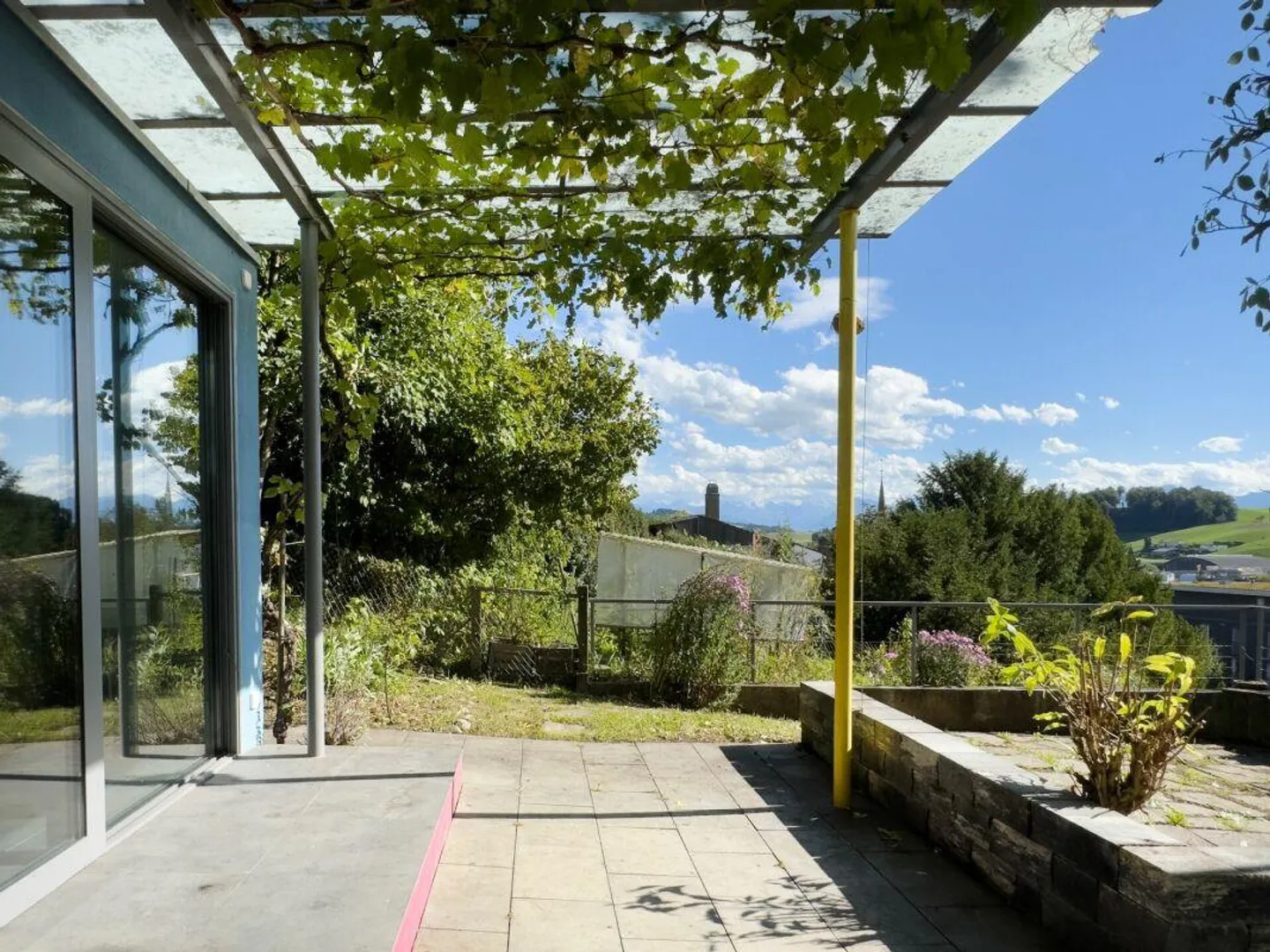 Maison individuelle de 8,5 pièces avec appartement séparé dans un emplacement magnifique à Worb - Photo 3 sur 29