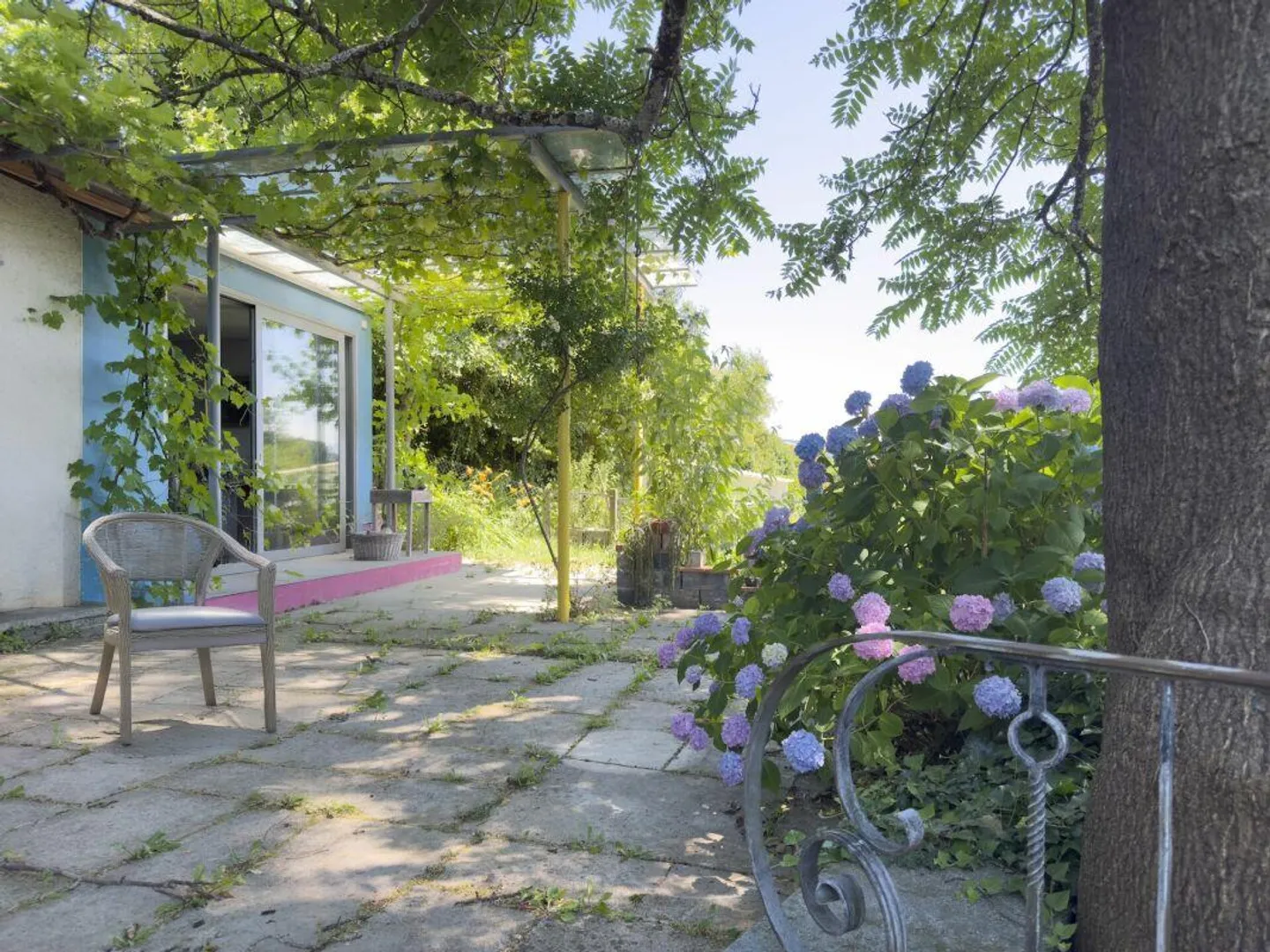 Maison individuelle de 8,5 pièces avec appartement séparé dans un emplacement magnifique à Worb - Photo 2 sur 29