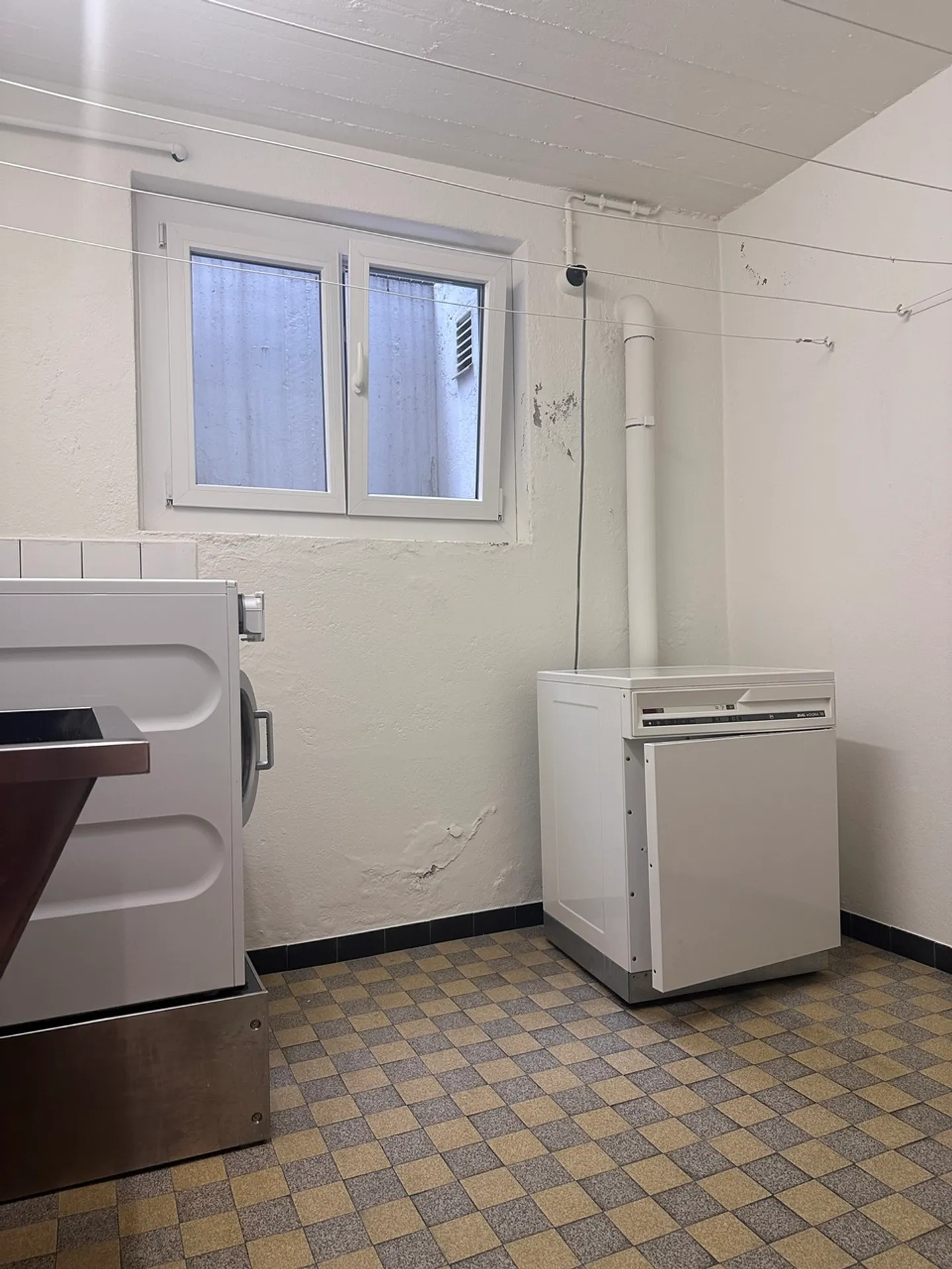 Modern Studio with Lake View - Photo 11 of 17