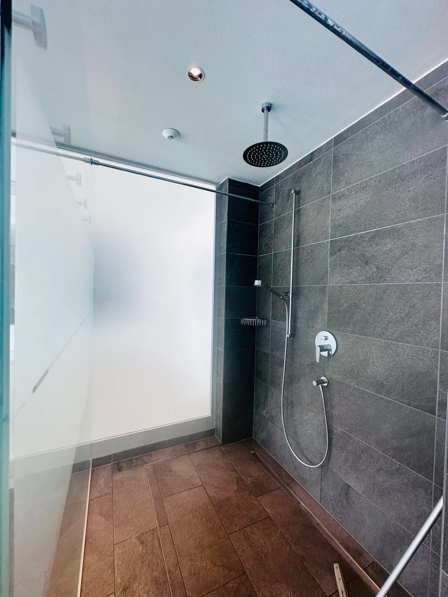 Modern Studio with Lake View - Photo 14 of 17
