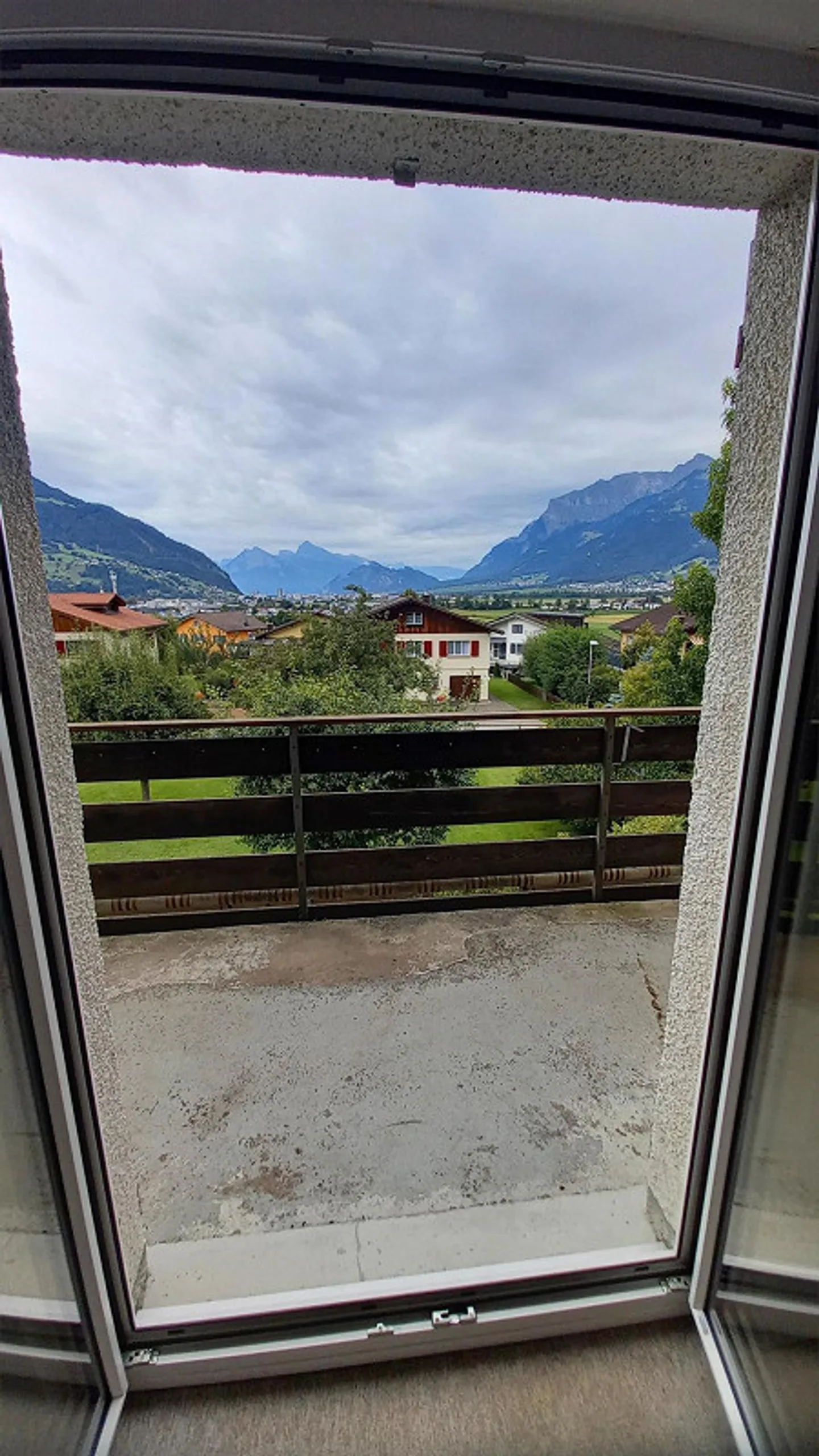 Igis beautiful 4-room apartment with a view and green space - Photo 1 of 23