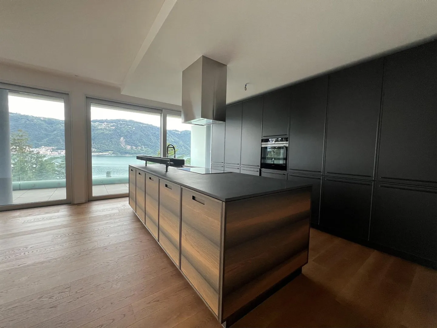 PENTHOUSE WITH SPLENDID LAKE VIEW - Photo 2 of 12