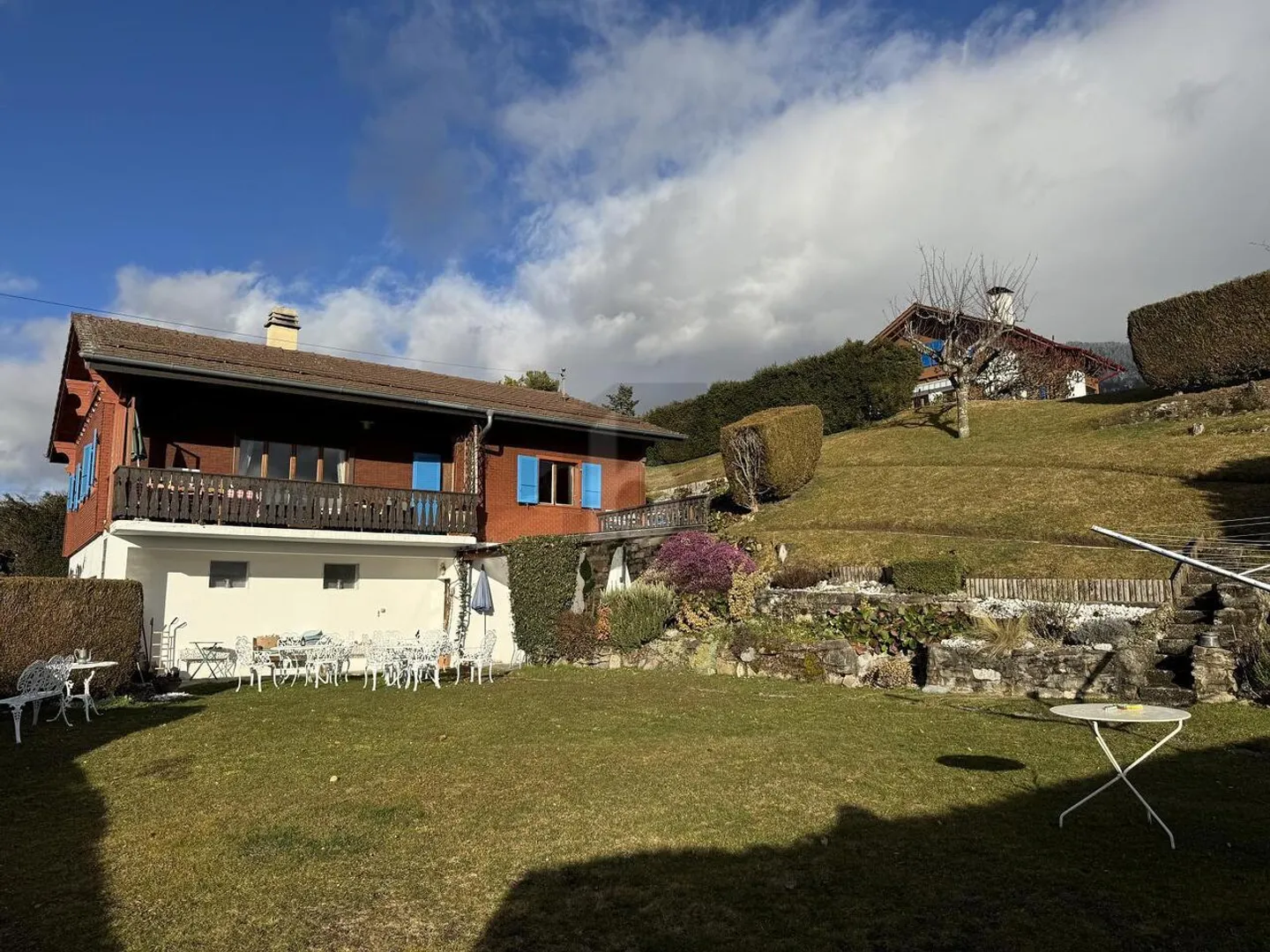 CHARMANTE AVEC JARDIN ET VUE LAC - CADRE PAISIBLE - Foto 1 von 6