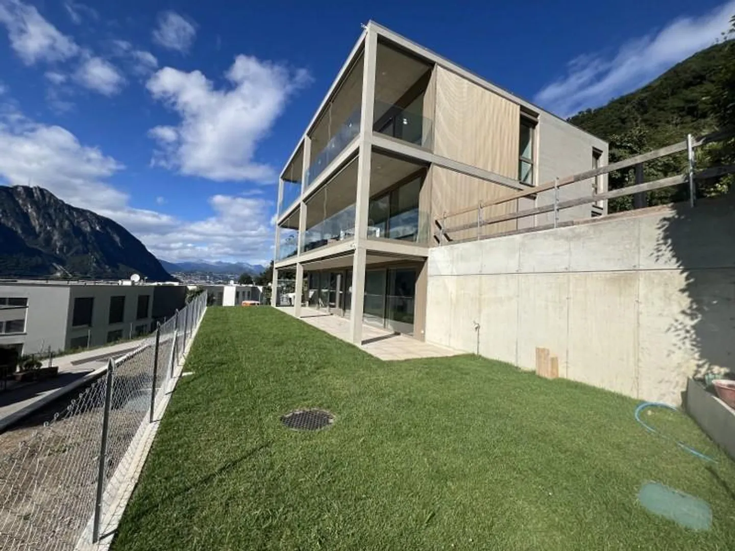 NOUVEL APPARTEMENT 2.5 CHAMBRES, GRAND JARDIN ET VUE SUR LE LAC - Photo 2 sur 10