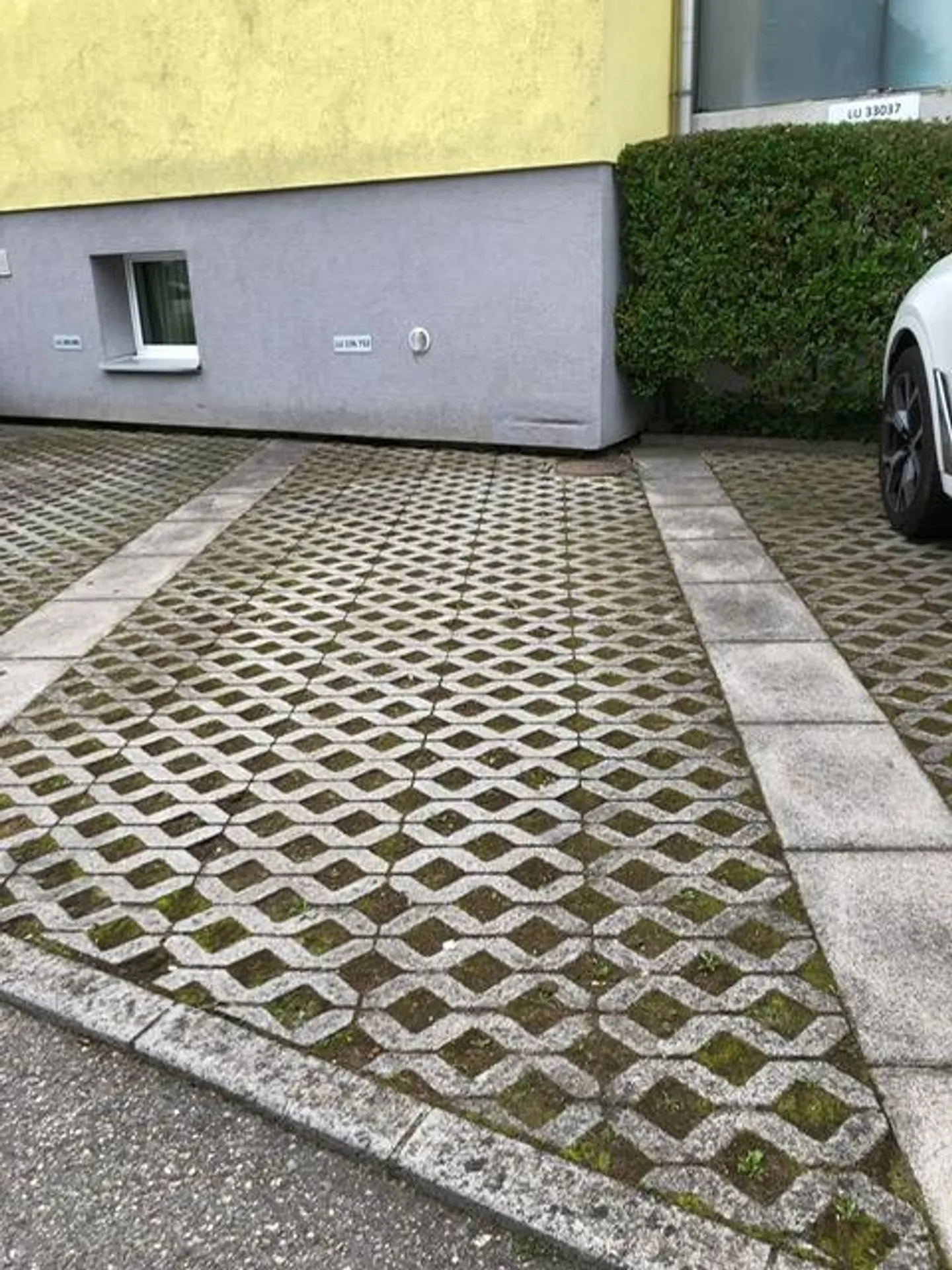 Parkplatz an zentraler Lage zu vermieten - Foto 2 von 3