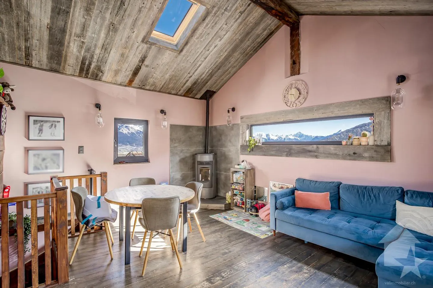 Renovated 4.5-room chalet, 103 m2, view and sun - Photo 1 of 23