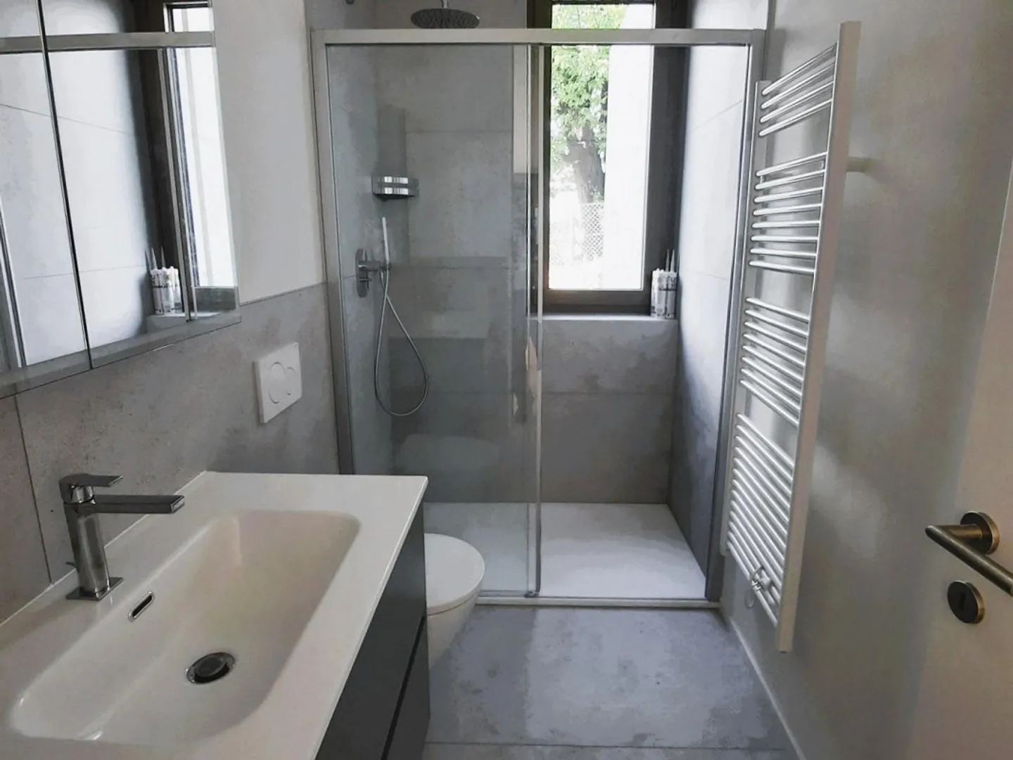 NOUVEL APPARTEMENT 2.5 CHAMBRES, GRAND JARDIN ET VUE SUR LE LAC - Photo 7 sur 10
