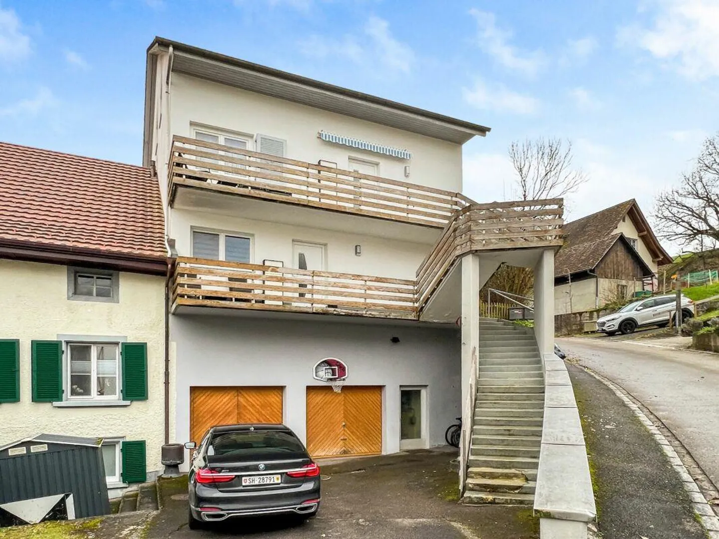Maison spacieuse à deux familles avec deux unités résidentielles et garages - Photo 1 sur 12