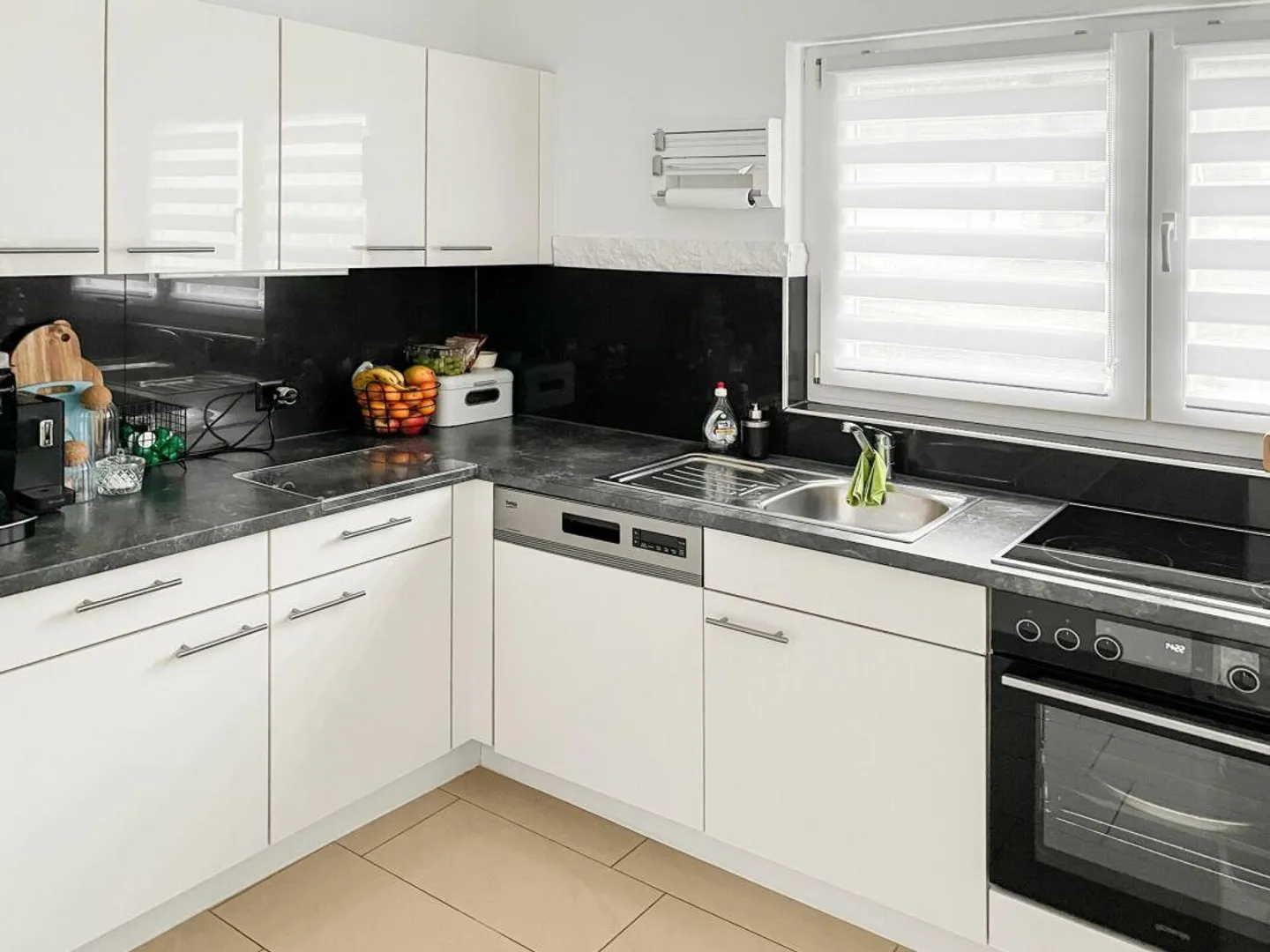 Maison spacieuse à deux familles avec deux unités résidentielles et garages - Photo 4 sur 12