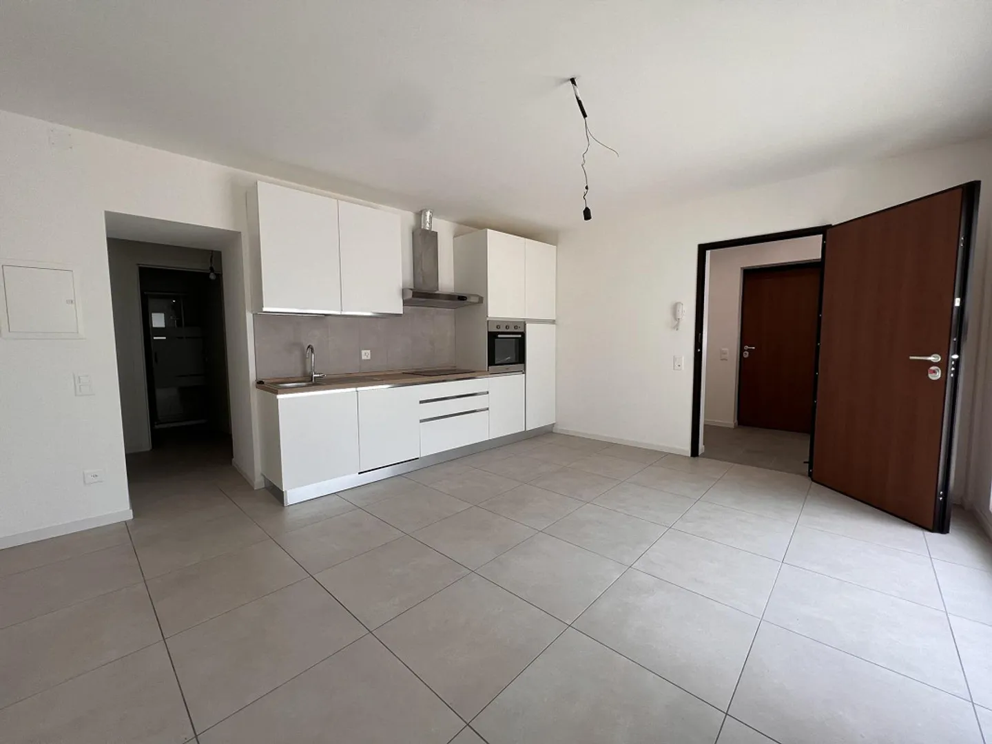 STUDIO AU REZ-DE-CHAUSSÉE - COMPLÈTEMENT RÉNOVÉ - Photo 1 sur 6