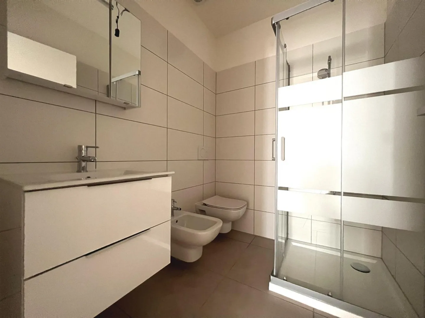 STUDIO AU REZ-DE-CHAUSSÉE - COMPLÈTEMENT RÉNOVÉ - Photo 4 sur 6