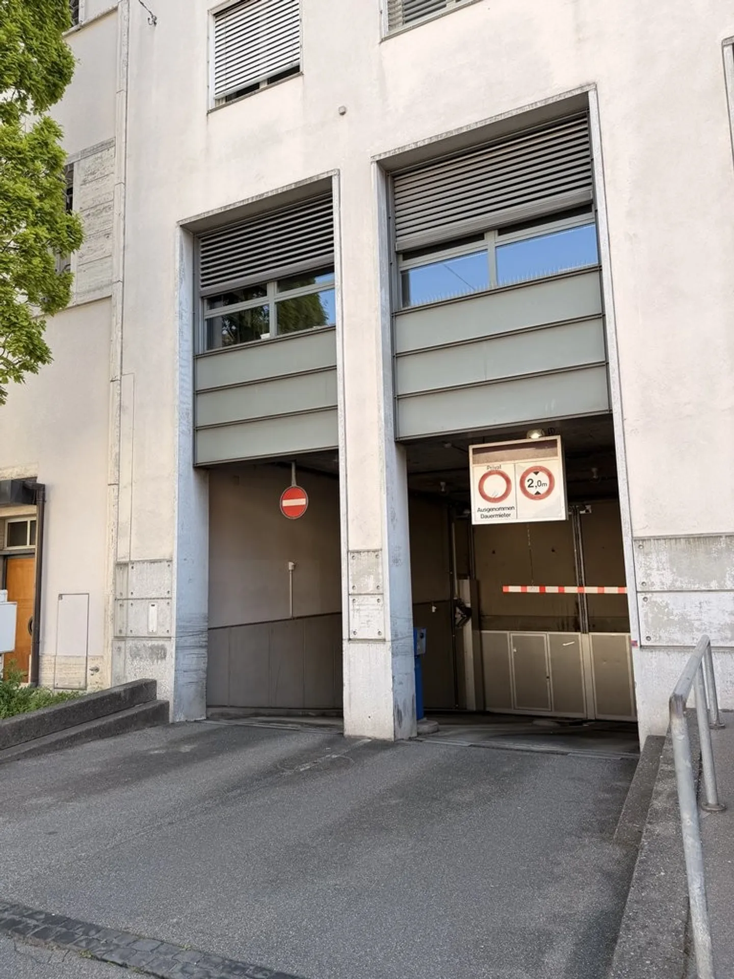 Place de stationnement dans le centre-ville - Photo 2 sur 2