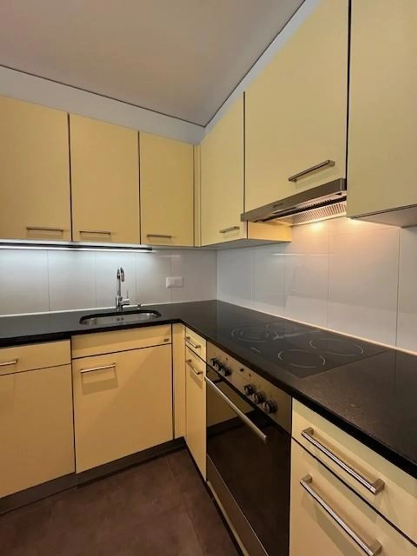 Helle 4.5-Zimmerwohnung im 2. OG zu vermieten! - Foto 2 von 12