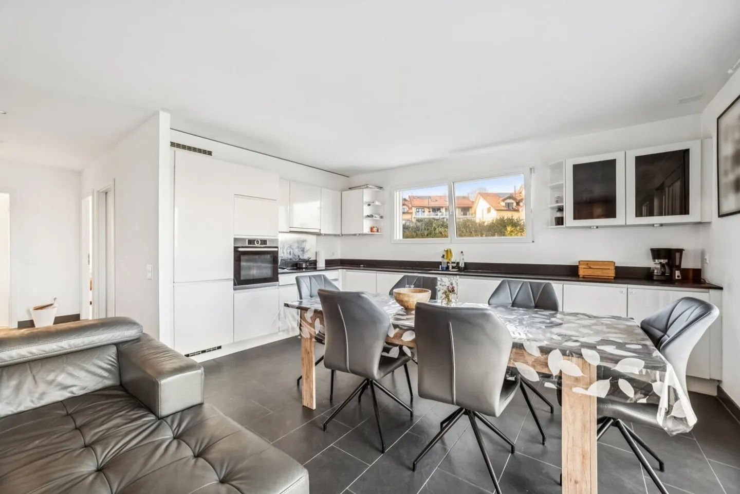 Bright 4.5 rooms with unobstructed view of the lake and two balconies - Photo 4 of 12