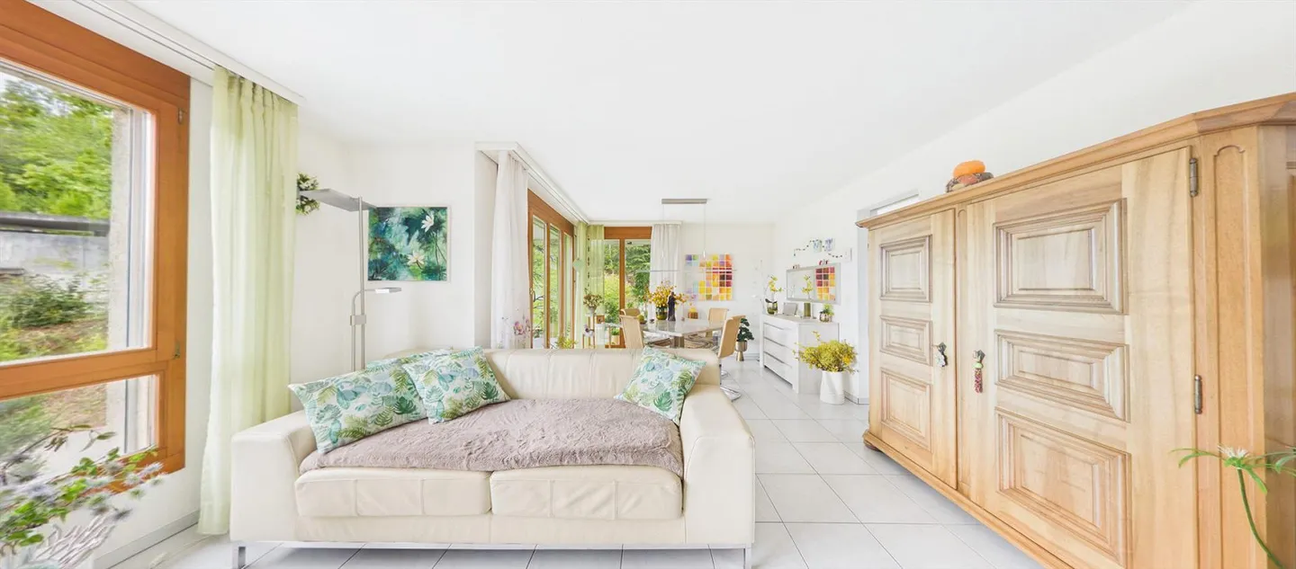 Wohnen mit Feriengefühl – 3.5-Zimmer-Wohnung mit verglastem Balkon - Foto 3 di 14
