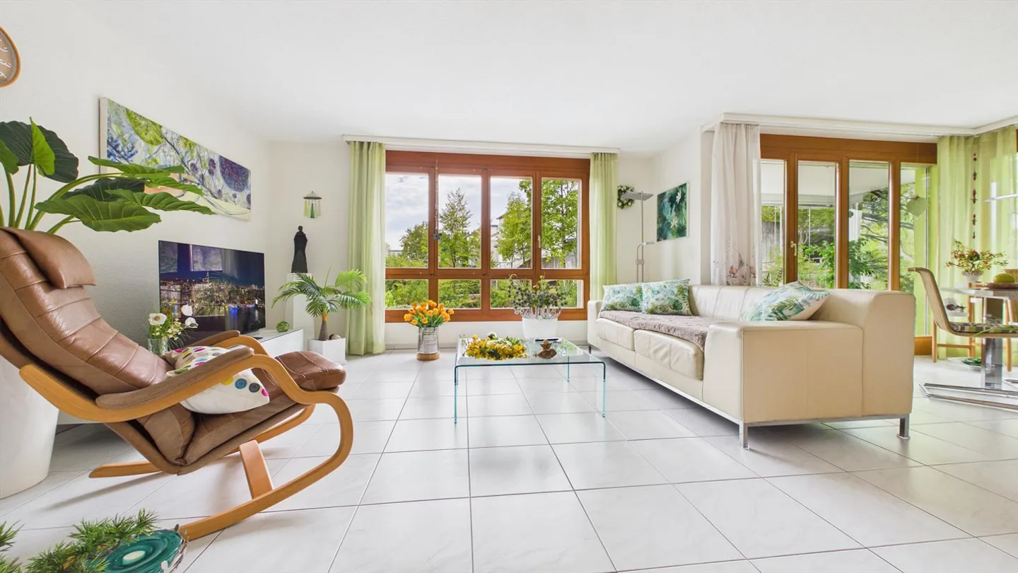 Wohnen mit Feriengefühl – 3.5-Zimmer-Wohnung mit verglastem Balkon - Foto 5 di 14