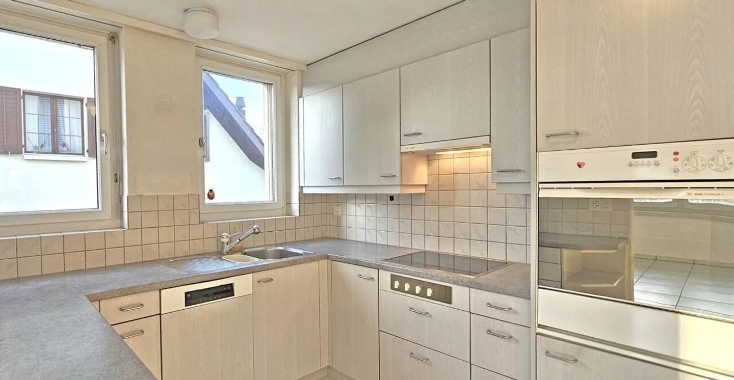 Appartamento familiare moderno con balcone soleggiato e lavanderia privata - Foto 5 di 11