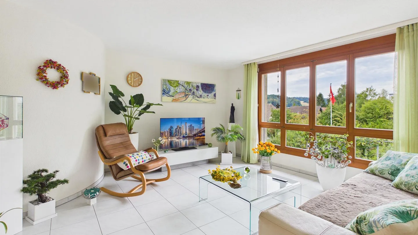 Wohnen mit Feriengefühl – 3.5-Zimmer-Wohnung mit verglastem Balkon - Foto 6 di 14