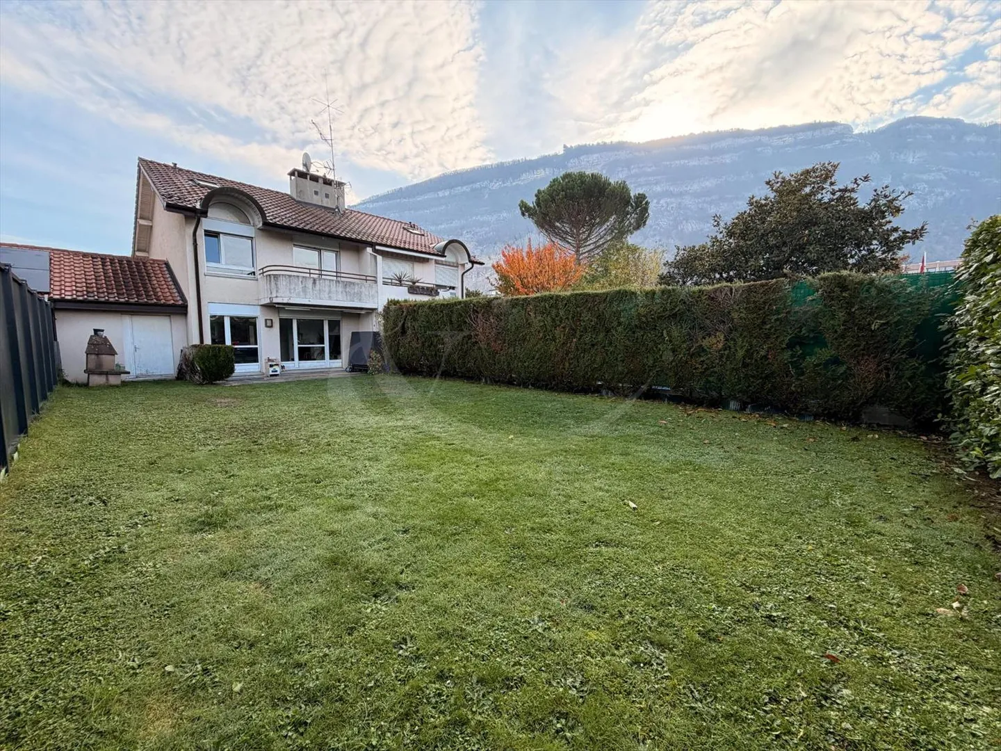 Villa adiacente tranquilla in un quartiere residenziale di Veyrier - Foto 1 di 11