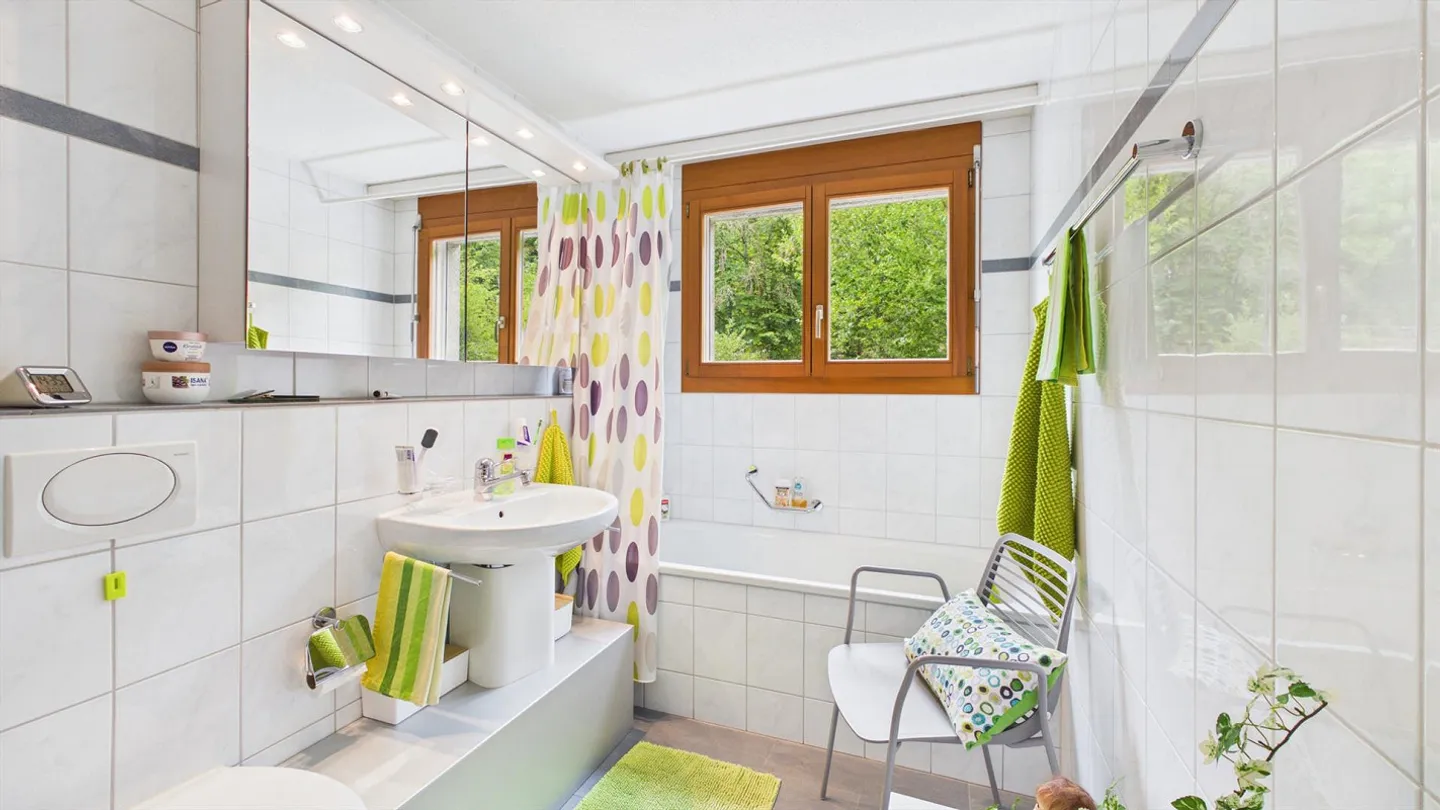 Wohnen mit Feriengefühl – 3.5-Zimmer-Wohnung mit verglastem Balkon - Foto 11 di 14