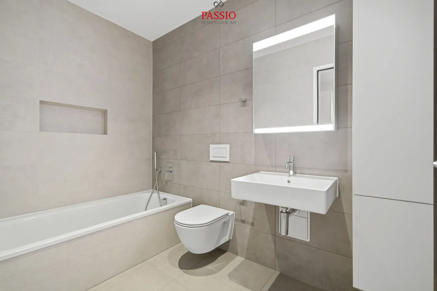 Light-flooded 3.5-room new apartment with modern interior design - Photo 7 of 12