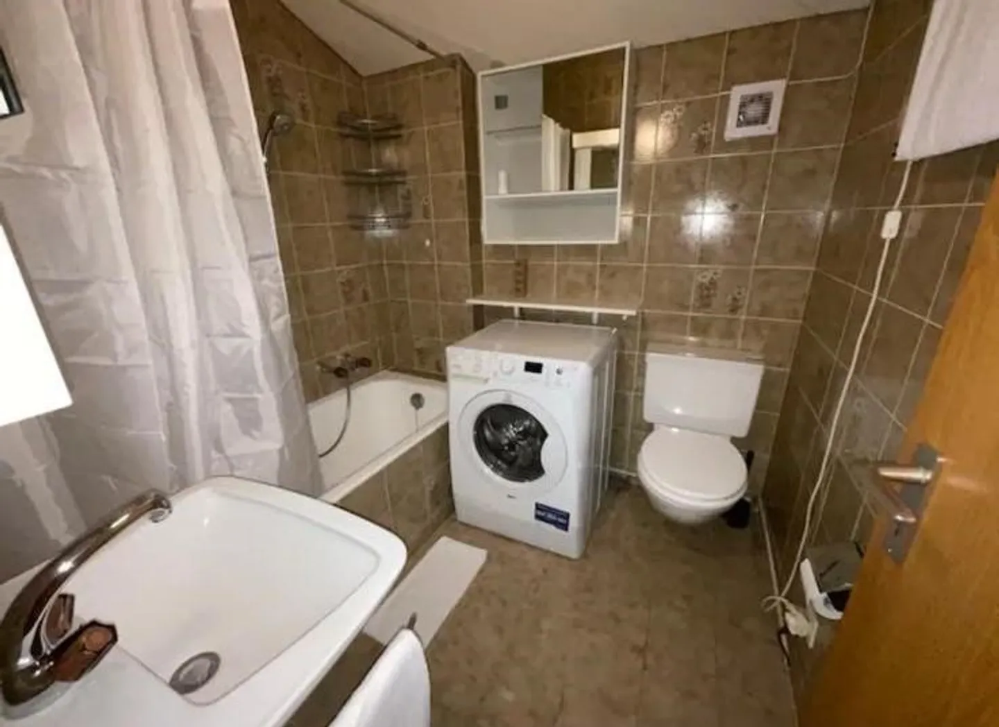 3.5 DUPLEX APARTMENT WITH WONDERFUL LAKE VIEW - Photo 11 of 13