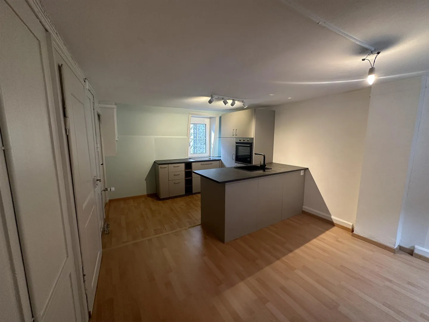 Charmante appartement de 3,5 pièces dans un ancien bâtiment avec vue sur le Rhin - Photo 1 sur 7