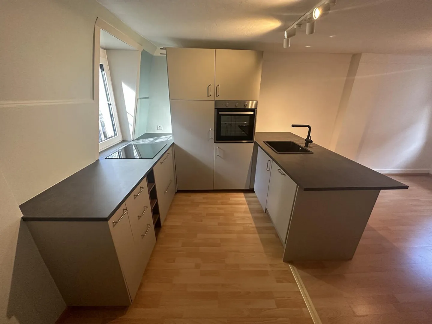 Charmante appartement de 3,5 pièces dans un ancien bâtiment avec vue sur le Rhin - Photo 2 sur 7