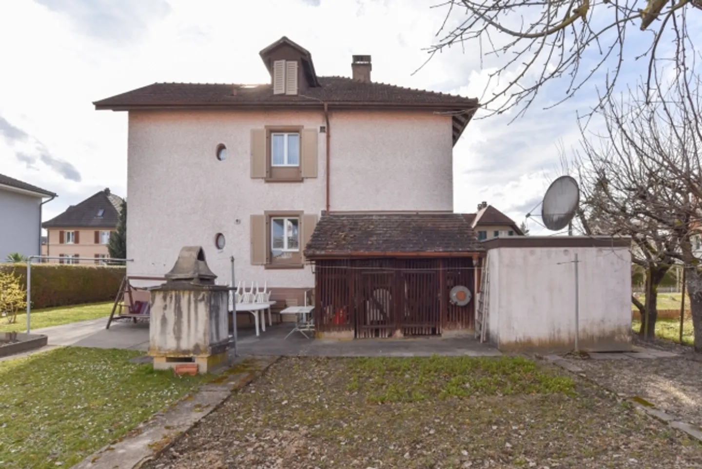 Property in an excellent location on a large plot - Photo 4 of 13