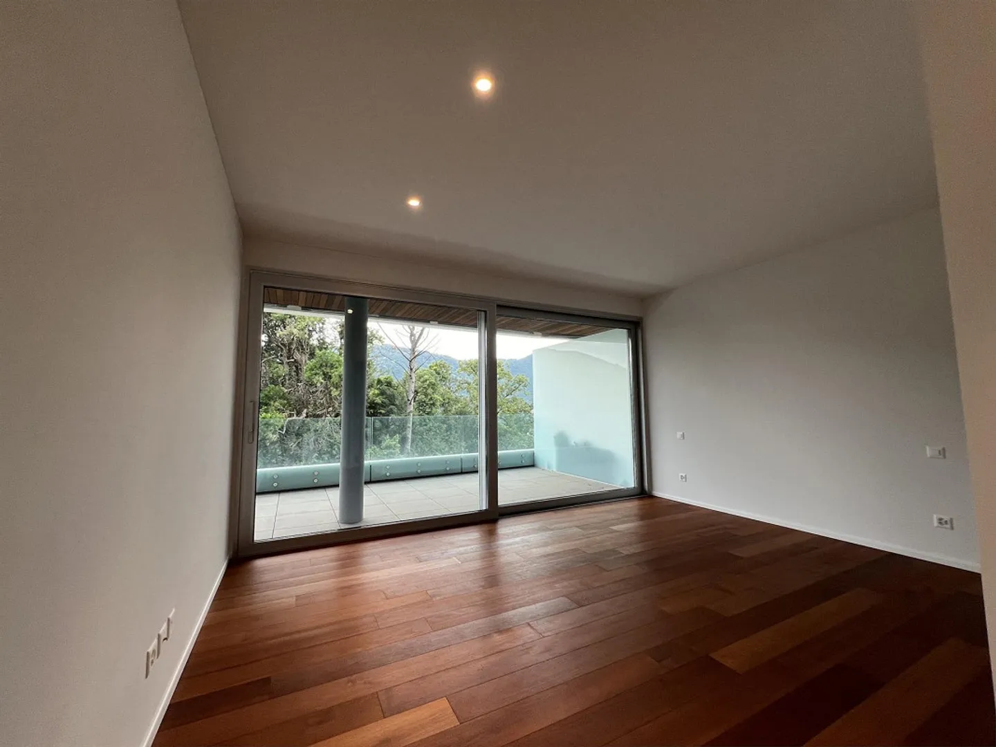 NEW 5.5-ROOM APARTMENT WITH SPECTACULAR LAKE VIEW - Photo 4 of 13