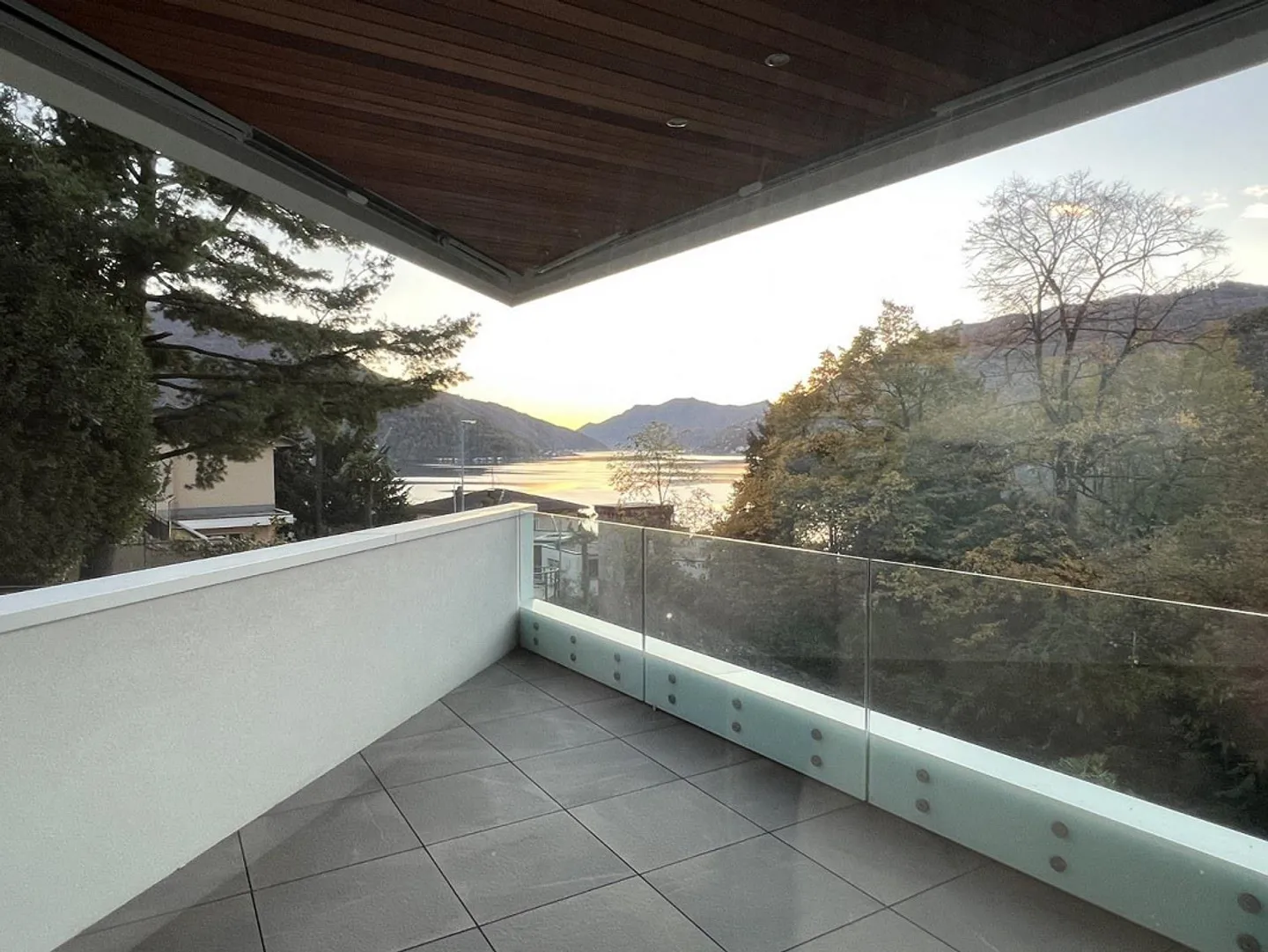 NEW 5.5-ROOM APARTMENT WITH SPECTACULAR LAKE VIEW - Photo 8 of 13