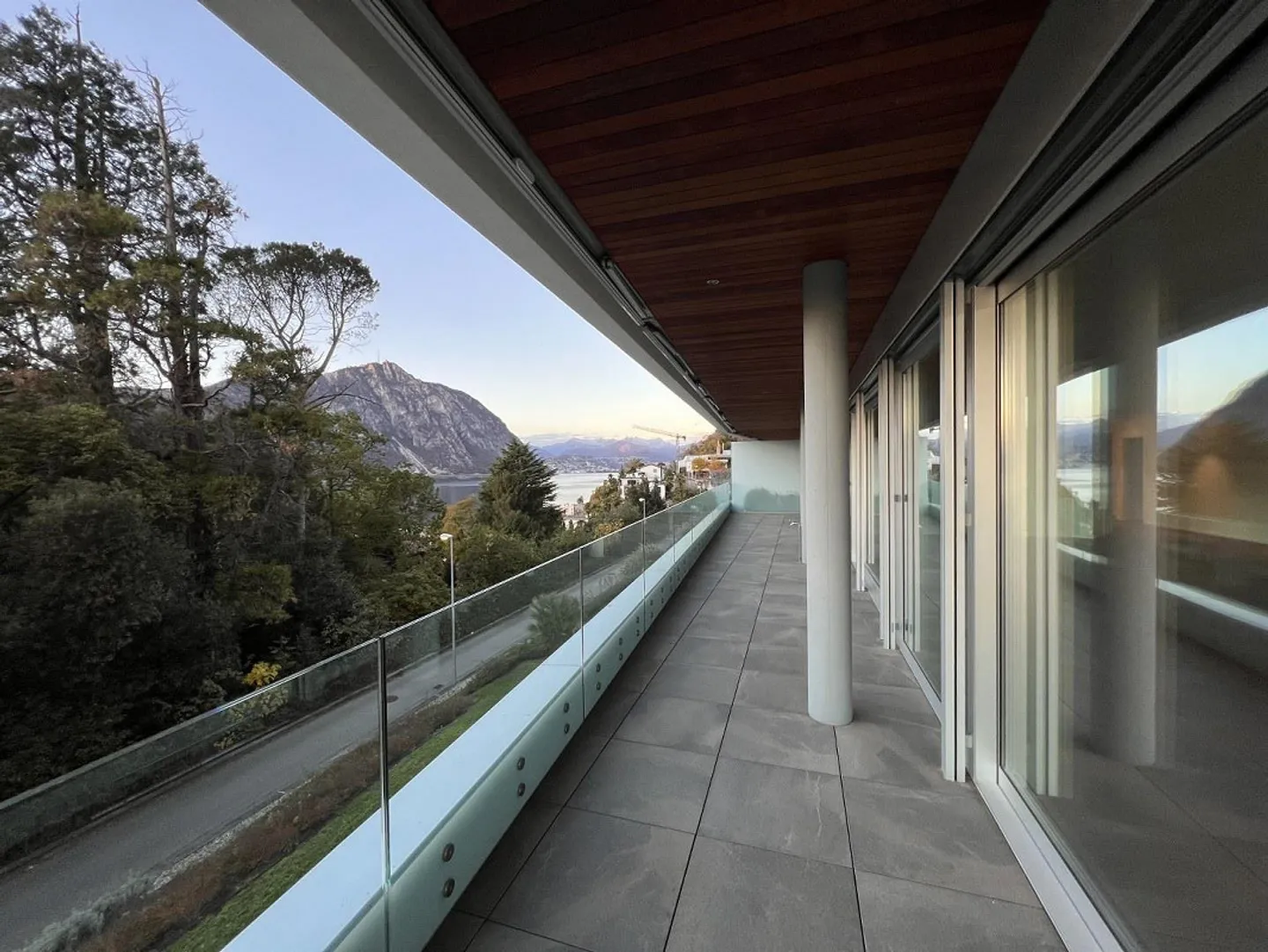 NEW 5.5-ROOM APARTMENT WITH SPECTACULAR LAKE VIEW - Photo 10 of 13