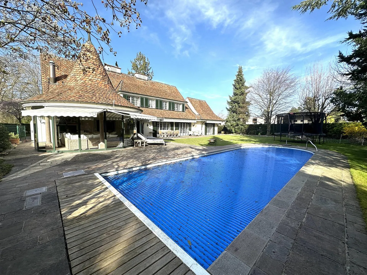 Luxus gefällig ? Repräsentatives Anwesen auf Traumparzelle m. Pool an bester Lage auf dem Bruderholz - Foto 1 von 14