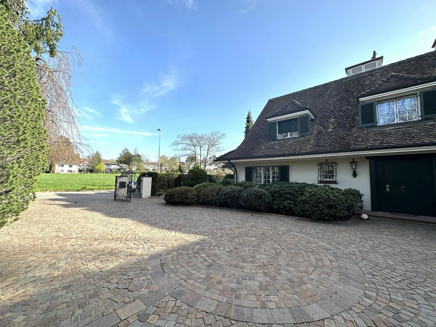 Luxus gefällig ? Repräsentatives Anwesen auf Traumparzelle m. Pool an bester Lage auf dem Bruderholz - Foto 3 von 14