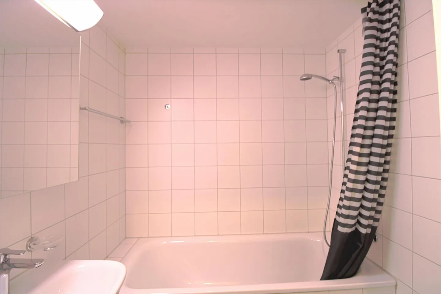 ONLINE BESICHTIGUNG - Modern eingerichtetes Studio in Basel - Foto 5 von 6