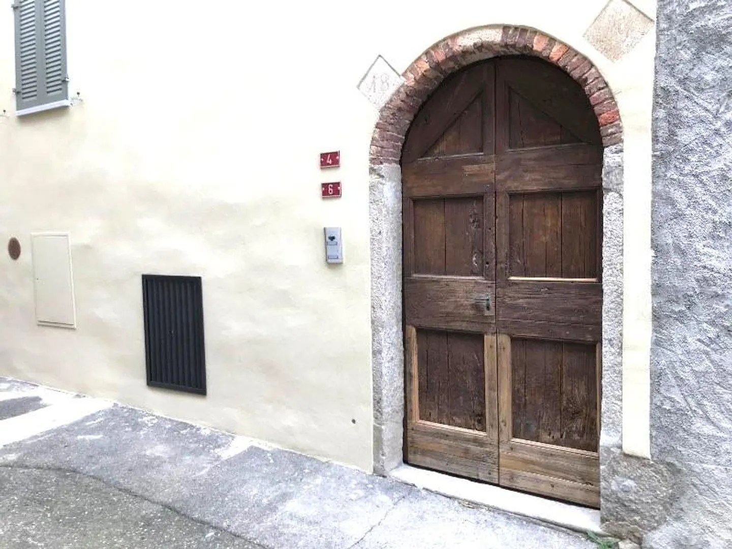 HOUSE WITH RECENT ARCHITECTURAL HISTORY - Photo 10 of 10