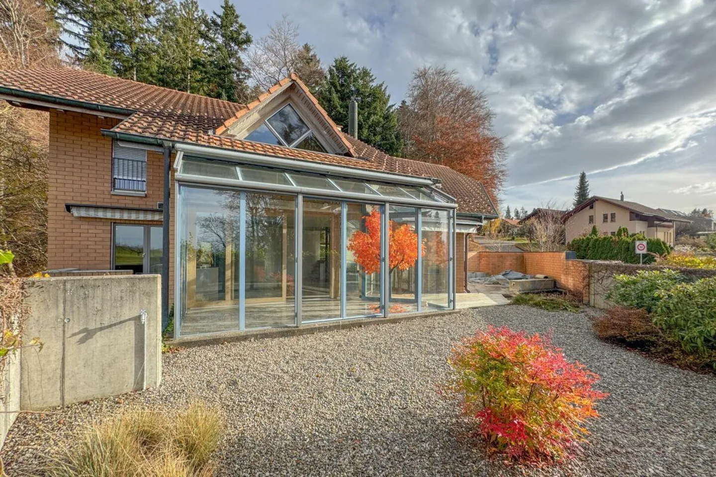 Generosity and Character at the Edge of the Forest: 260 m² of Living Space for Life, Work, and Relaxation - Photo 13 of 15