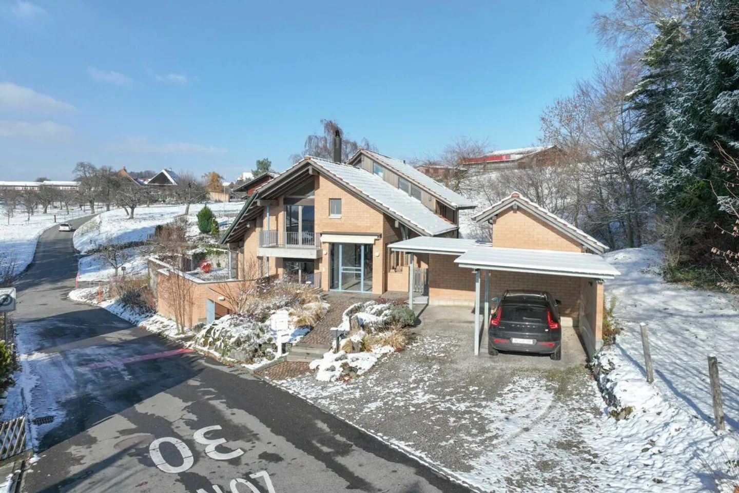 Generosity and Character at the Edge of the Forest: 260 m² of Living Space for Life, Work, and Relaxation - Photo 14 of 15