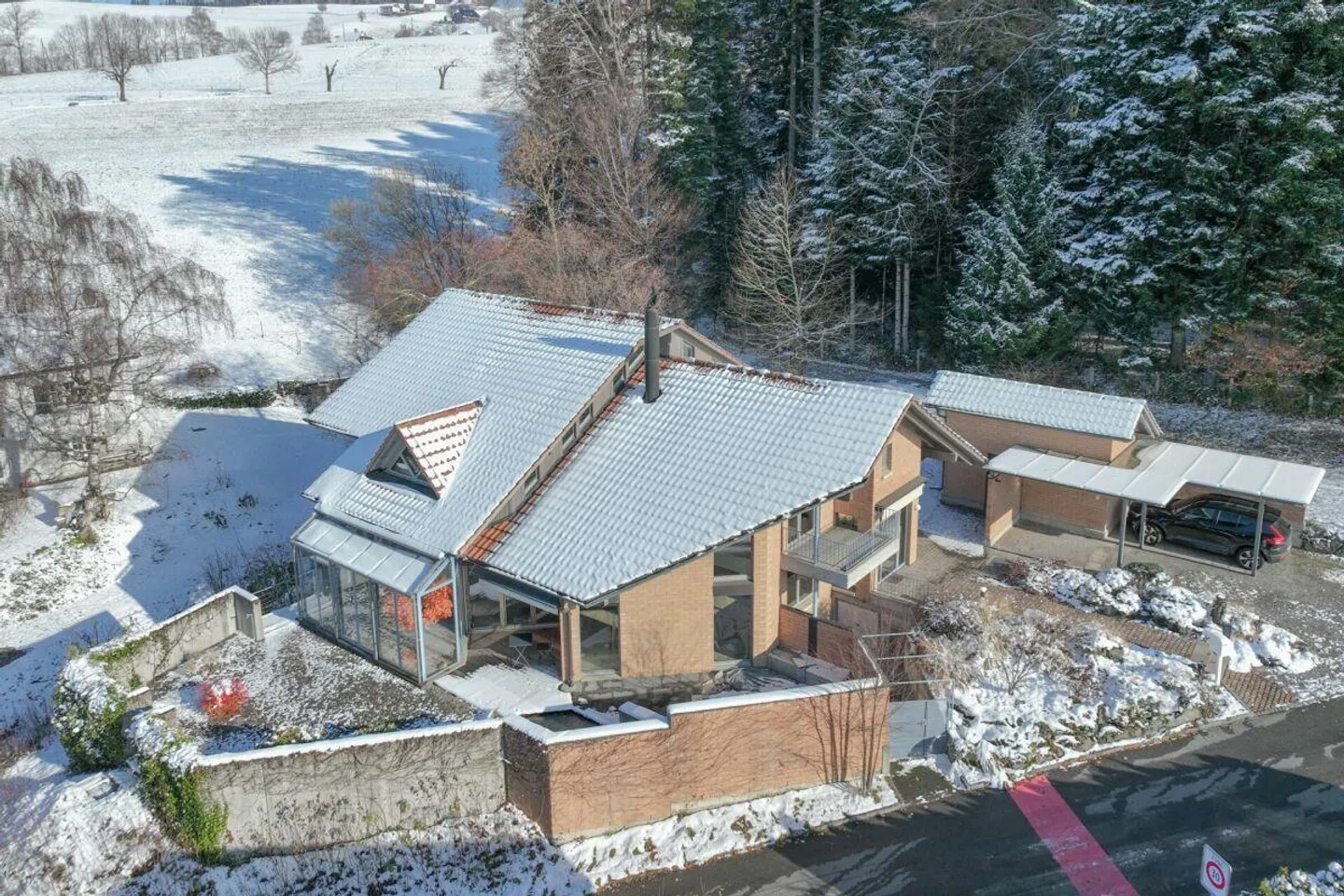 Generosity and Character at the Edge of the Forest: 260 m² of Living Space for Life, Work, and Relaxation - Photo 15 of 15