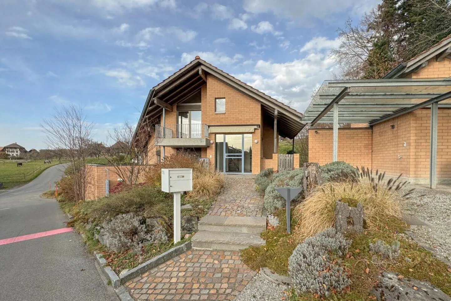 Generosity and Character at the Edge of the Forest: 260 m² of Living Space for Life, Work, and Relaxation - Photo 2 of 15