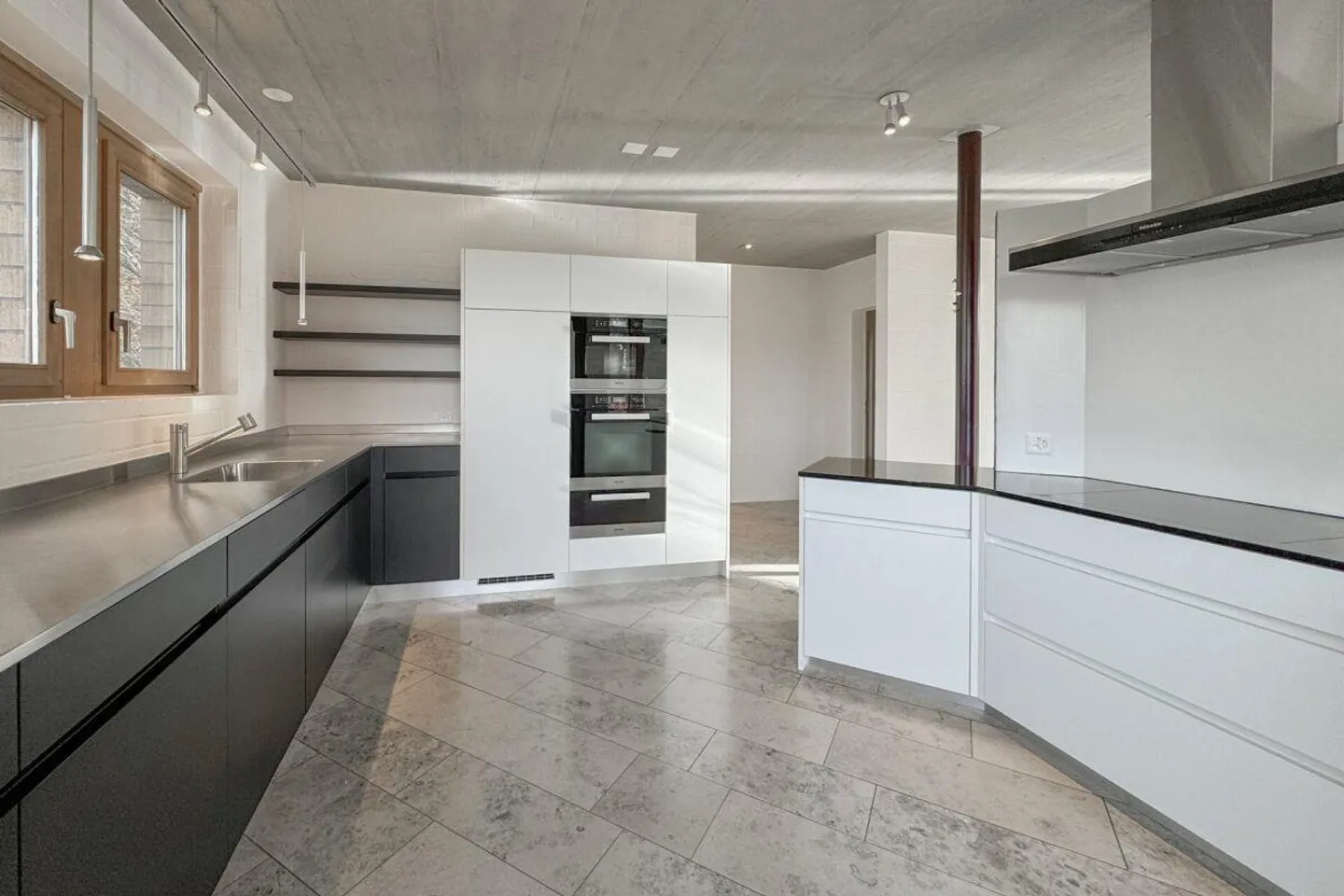 Generosity and Character at the Edge of the Forest: 260 m² of Living Space for Life, Work, and Relaxation - Photo 5 of 15