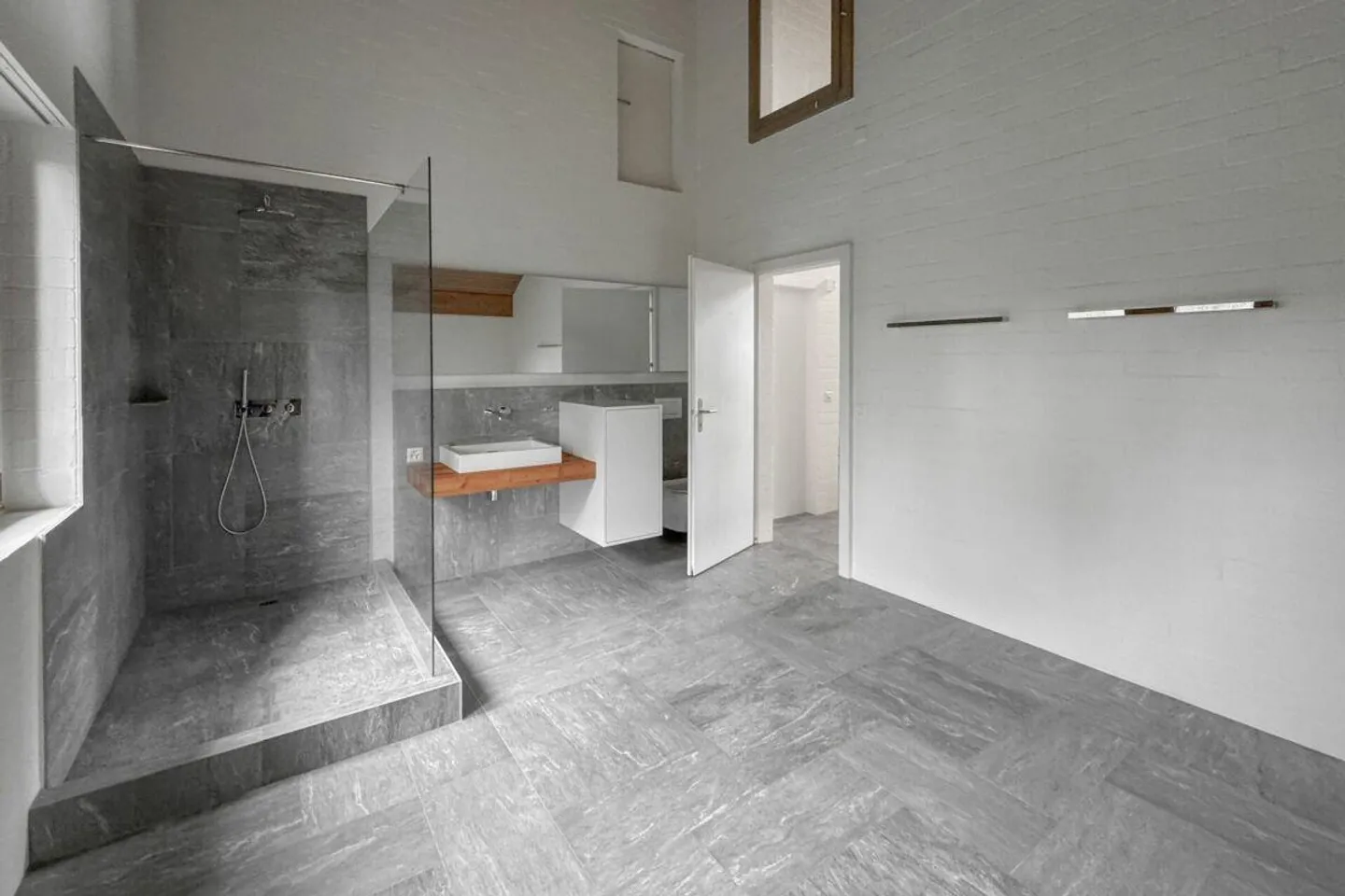 Generosity and Character at the Edge of the Forest: 260 m² of Living Space for Life, Work, and Relaxation - Photo 9 of 15