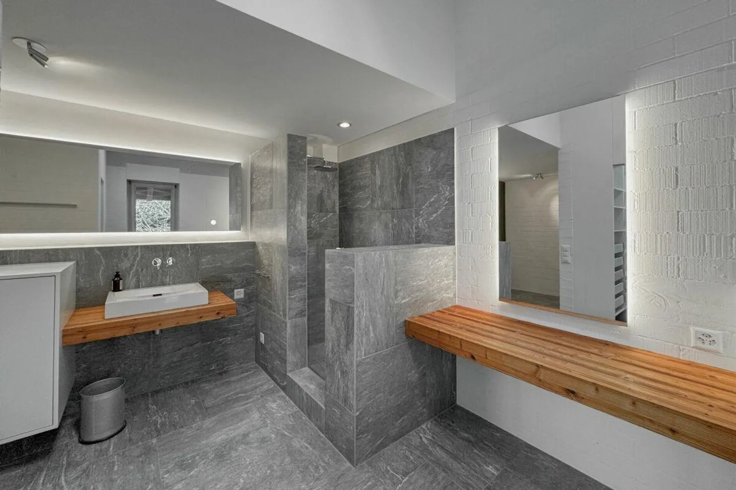 Generosity and Character at the Edge of the Forest: 260 m² of Living Space for Life, Work, and Relaxation - Photo 10 of 15