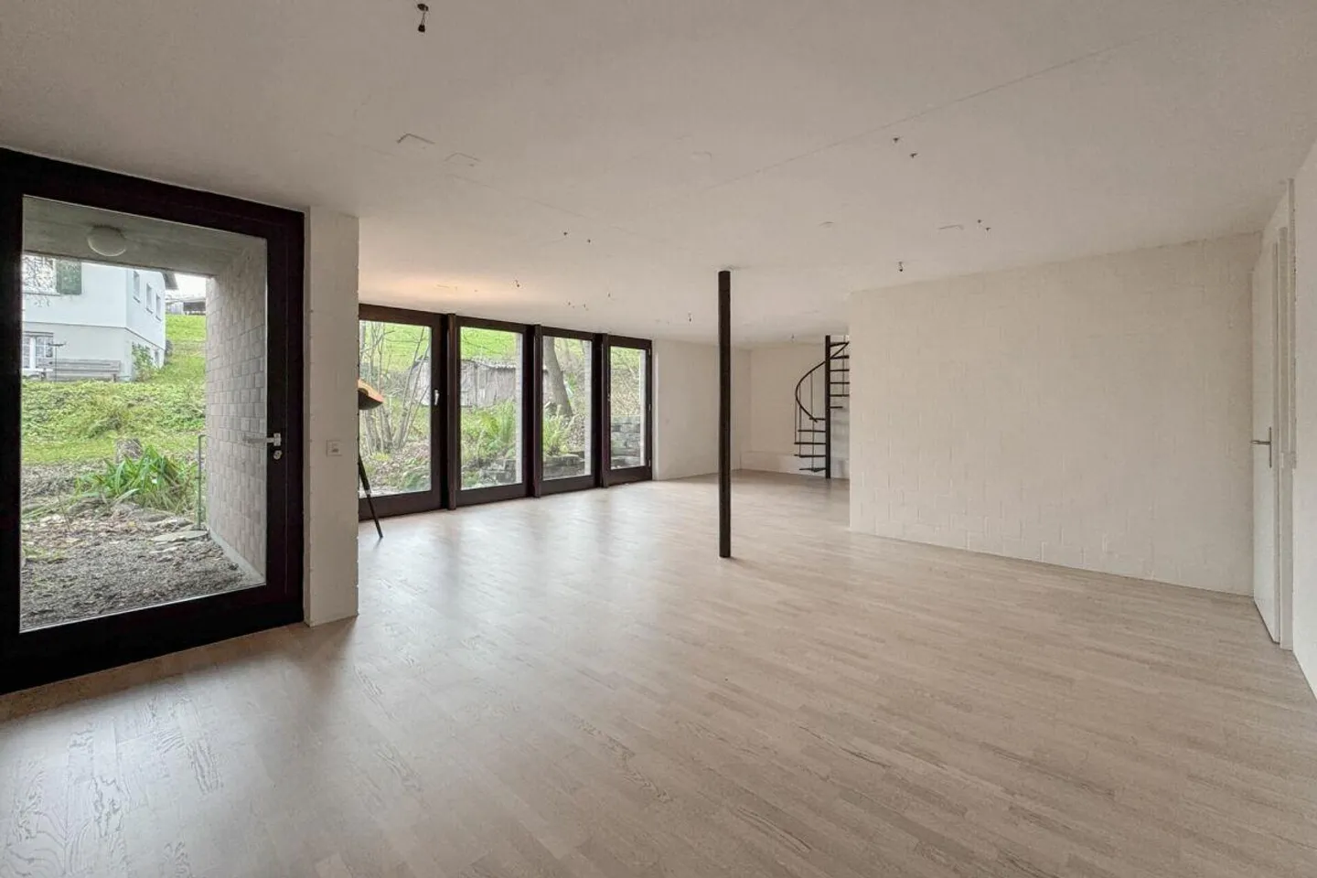 Generosity and Character at the Edge of the Forest: 260 m² of Living Space for Life, Work, and Relaxation - Photo 12 of 15