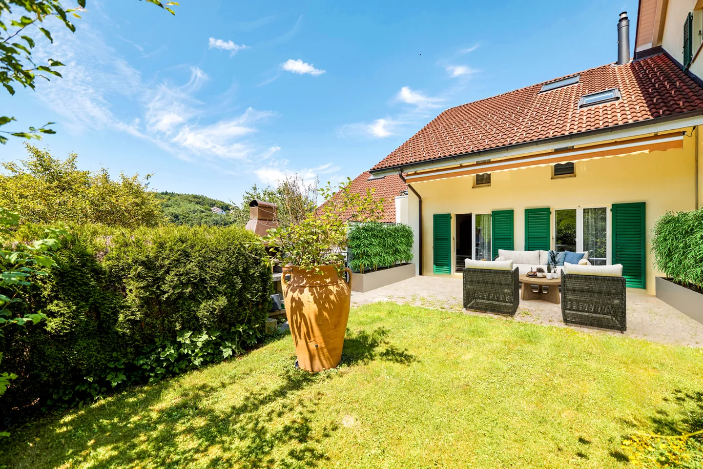 Casa a schiera ben tenuta in posizione idilliaca - Foto 1 di 12