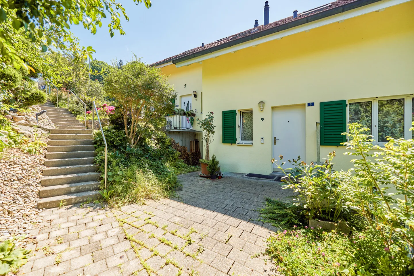 Casa a schiera ben tenuta in posizione idilliaca - Foto 9 di 12