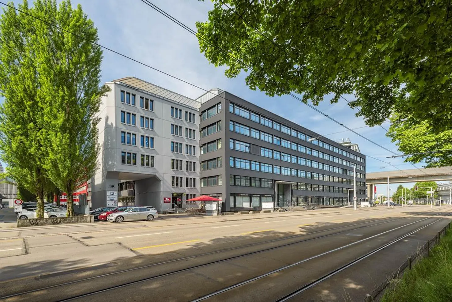 Espace de bureau dans une propriété moderne - Photo 1 sur 11