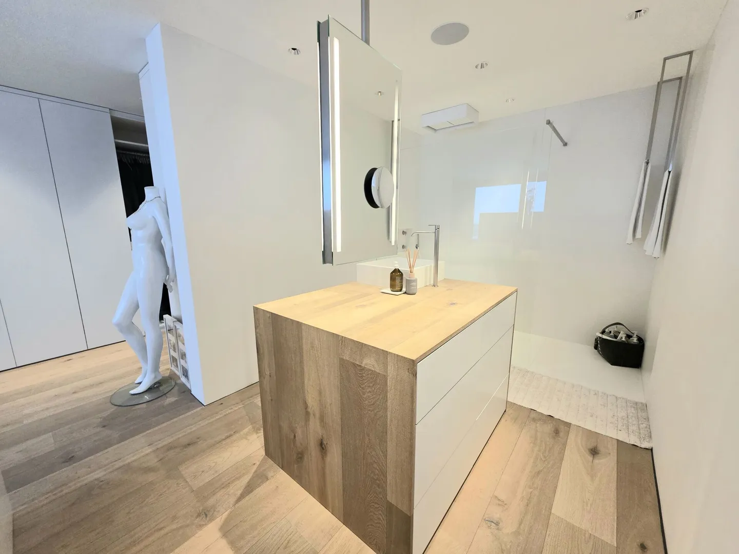 Luxurious Loft with Spectacular Alpine and Lake Panorama! - Photo 13 of 16